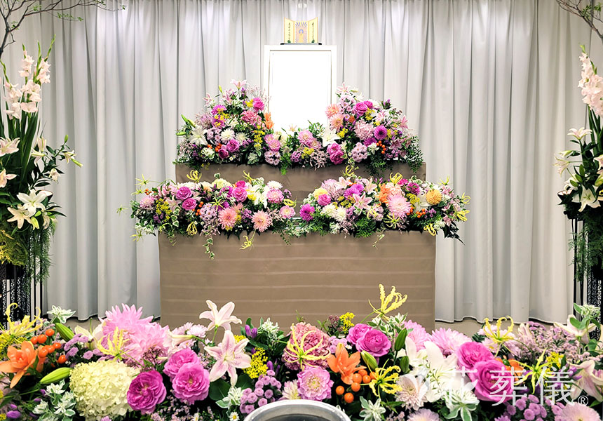 花の祭壇 ピンク色をメインに明るく華やかに、カラフルなイメージの祭壇