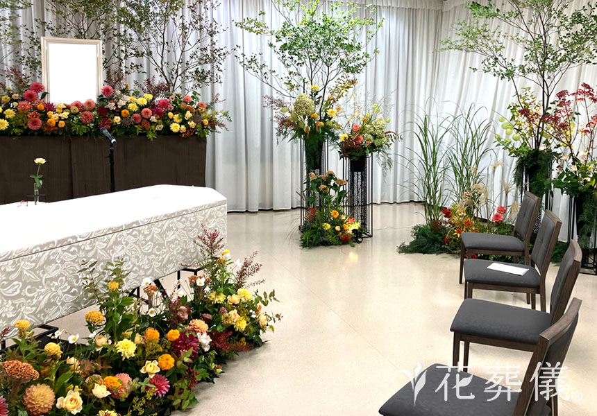 秋晴の花祭壇