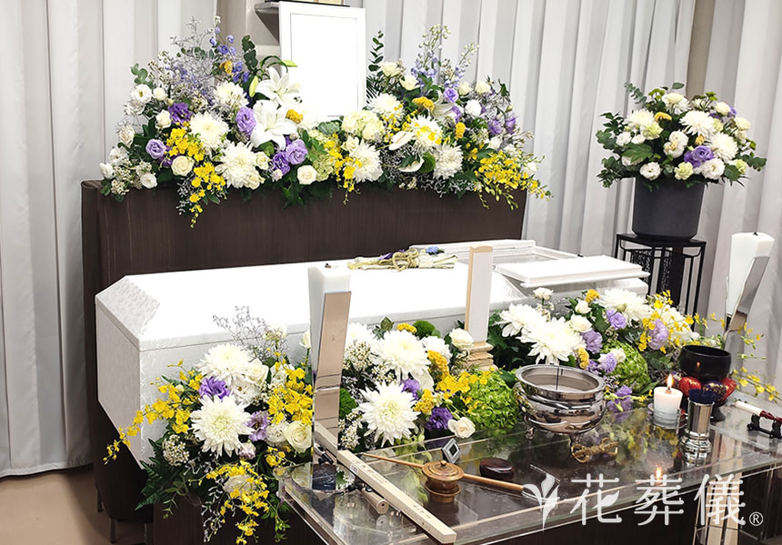花祭壇の写真 白グリーンをベースに淡紫、ポイントはイエローで。華やかにスッキリとした空間をイメージして