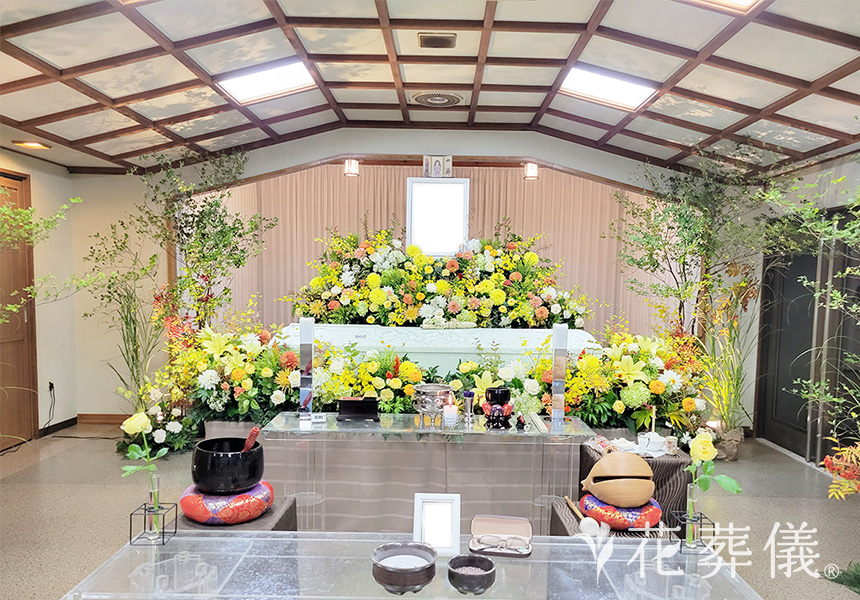 花の祭壇 白グリーンをベースにイエローでポイントを。清々しくも元気が湧いてくる祭壇