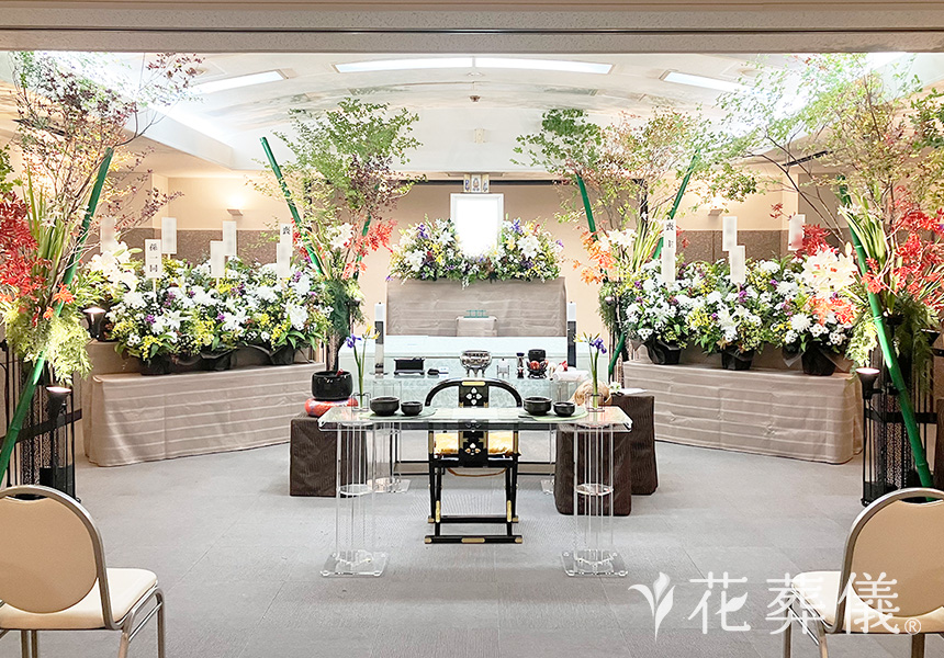 花祭壇の写真　竹やグリーンを使用し、ご自宅の窓から見える自然溢れる風景をイメージして