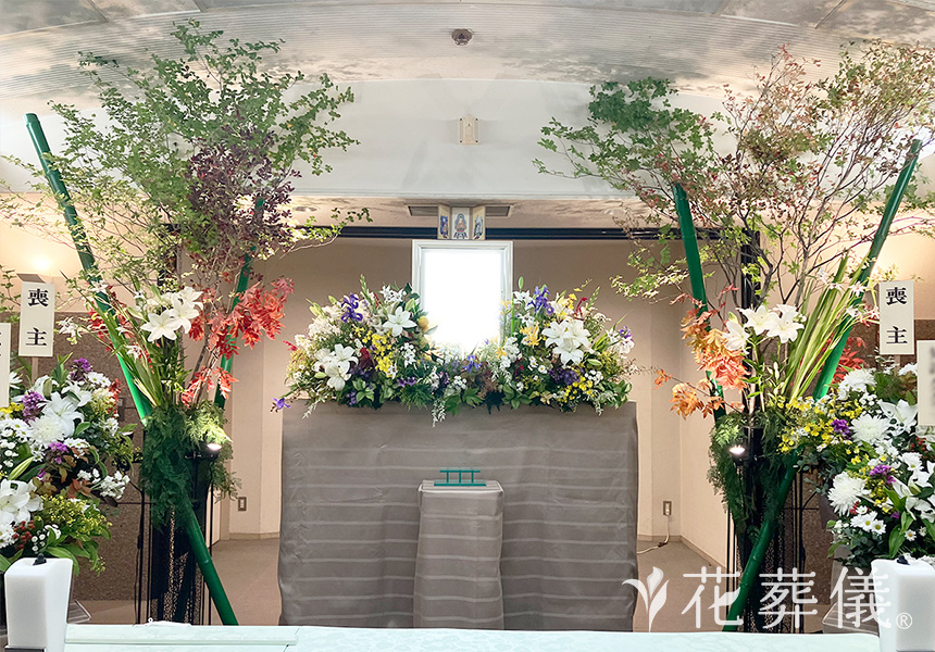 自宅の窓からの花祭壇
