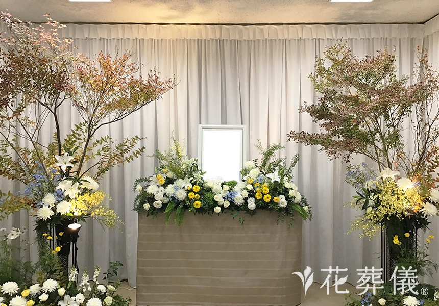 秋を歩くの花祭壇