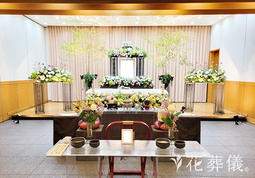 花祭壇の写真 白グリーンをベースにポイントで淡いピンクやオレンジで明るい雰囲気の祭壇に。ドウダンを使用し自然な雰囲気の空間をイメージして