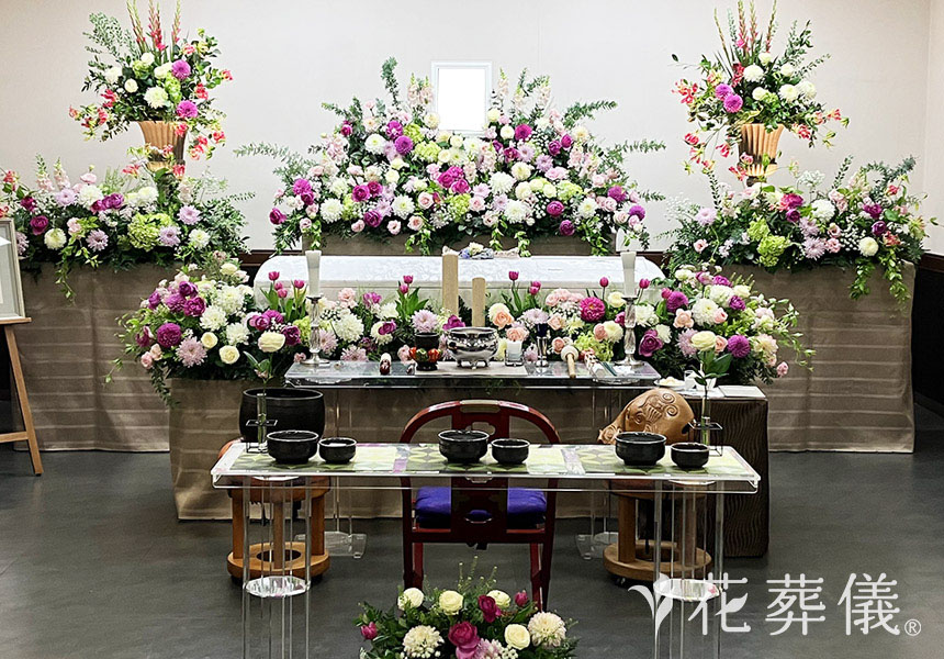 花葬儀の花祭壇 オシャレでエレガントだったお母様のためにピンク色のドレスをイメージしてつくった世界でたったひとつの花祭壇