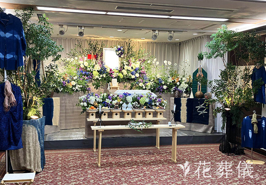 花祭壇の写真　奥様が手掛けた作品を祭壇に組み込み、ご自宅のお庭で開く展示会の空間をイメージして