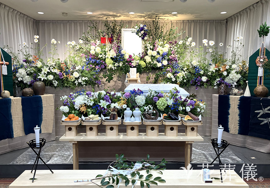 緑の中の展示会の花祭壇