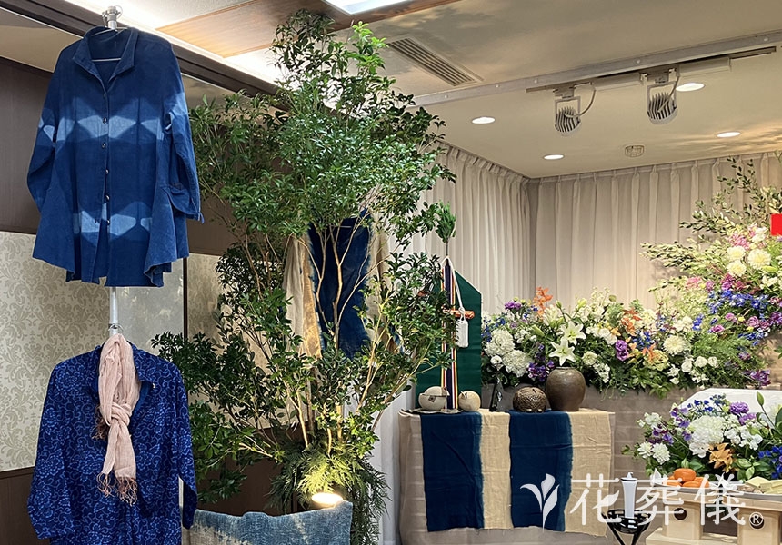 緑の中の展示会の花祭壇