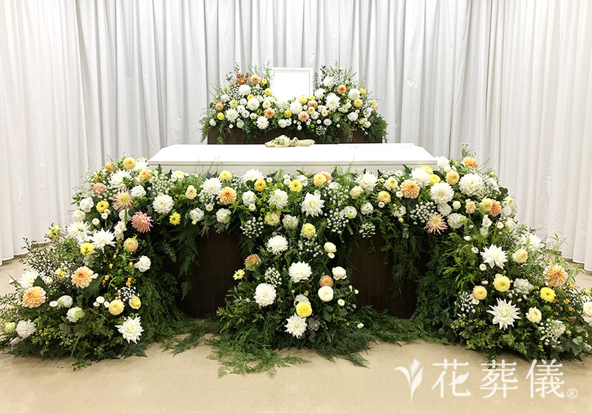 花葬儀の花祭壇 奥様ご自身とご家族様の想いが詰まった世界でたったひとつの花祭壇