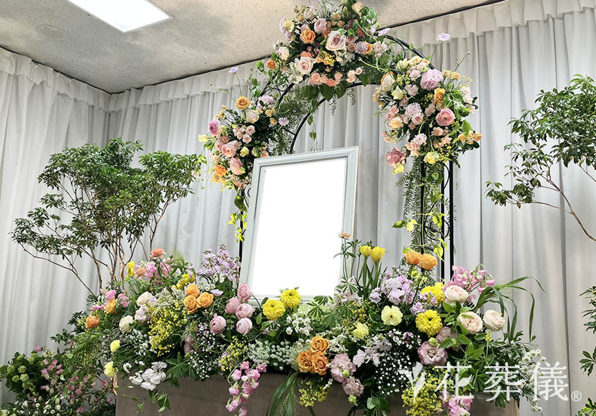 陽だまりの庭の花祭壇