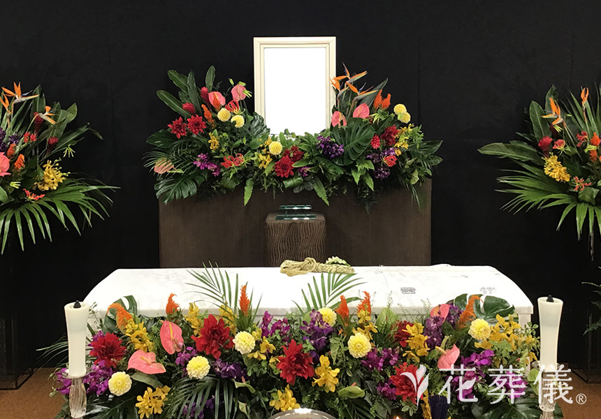 花祭壇の写真 モンステラやストレリチアもお入れして、ハワイの空間をイメージ