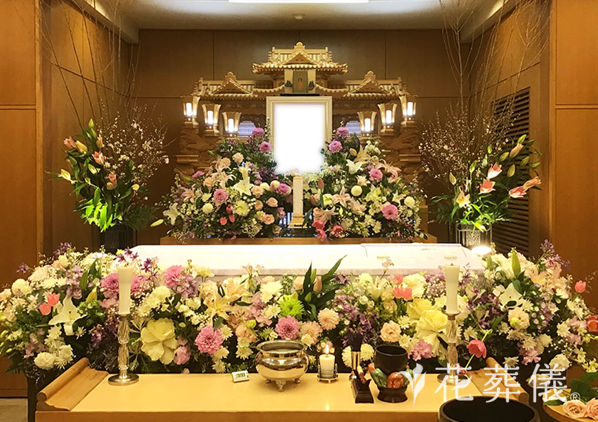 包み込むようにの花祭壇