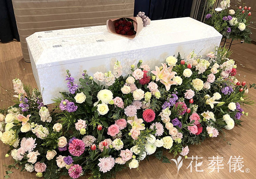 花葬儀の花祭壇 ユリやバラがお好きだったお母様のためにつくった世界でたったひとつの花祭壇