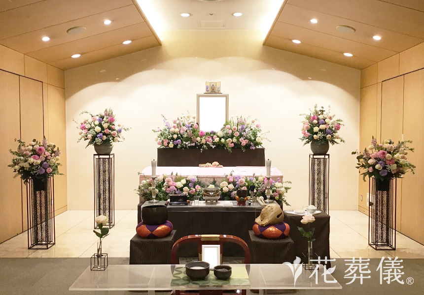 花葬儀の花祭壇 ピンク色がお好きだったお母様のために白、淡ピンク、淡紫など、淡いお色味でつくった世界でたったひとつの花祭壇