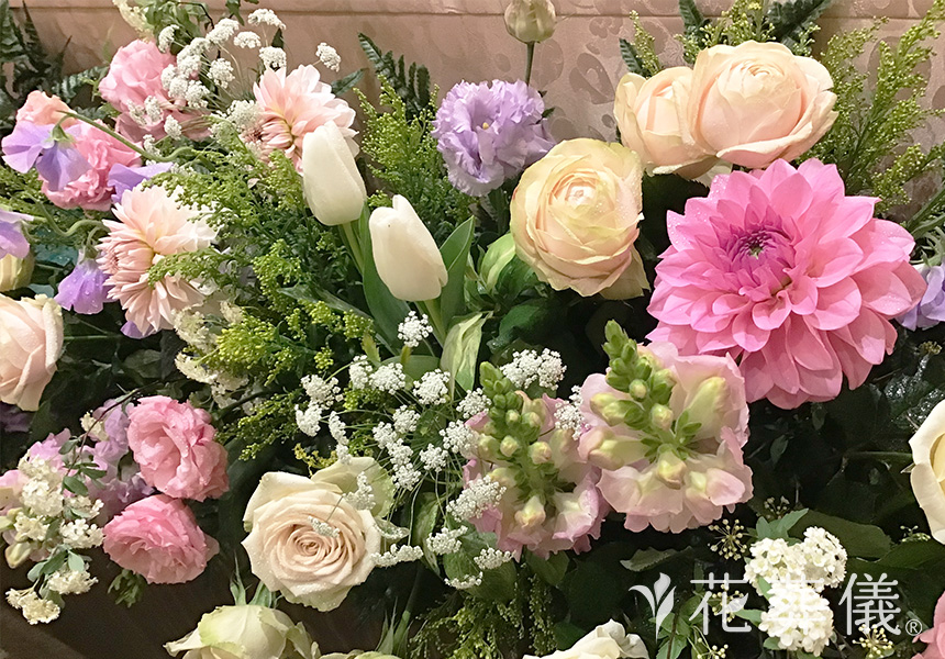 好きな色に彩るの花祭壇