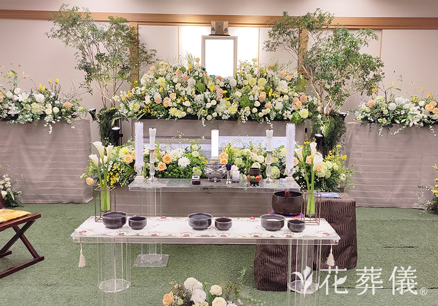 花祭壇の写真　ご主人様を感じることができる爽やかなグリーンの空間をイメージして