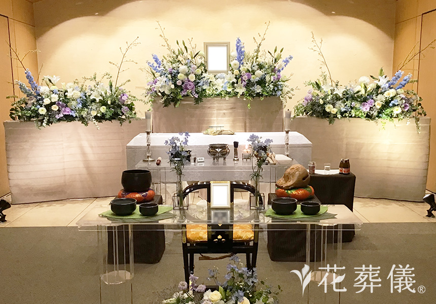 花祭壇の写真 白グリーンに淡い紫やブルーをお入れして優しい雰囲気の空間をイメージして