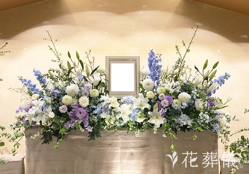 冴返るの花祭壇
