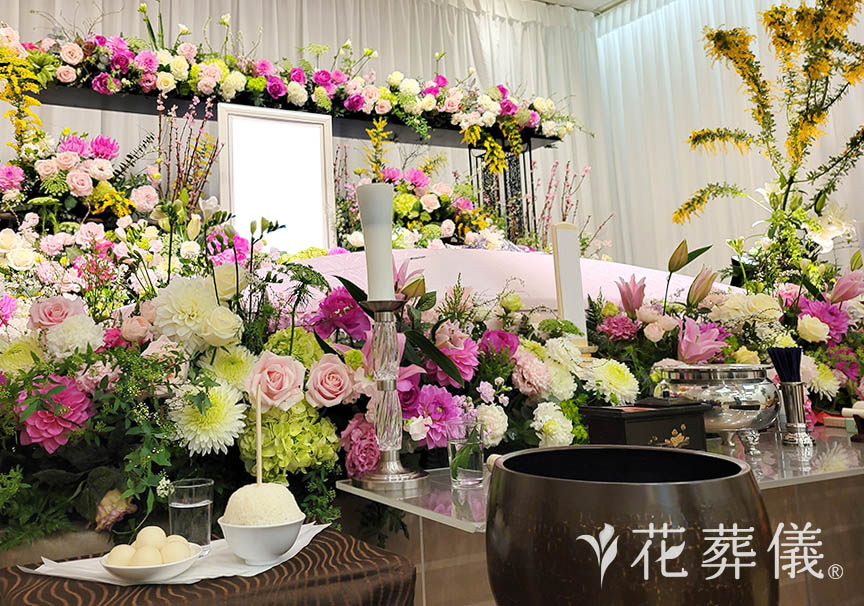 花祭壇の写真 ピンクを基調に、桃の節句に合わせて桃の花・桜、ユリやバラ、スイトピー等お入れてして香りも心に残る空間に