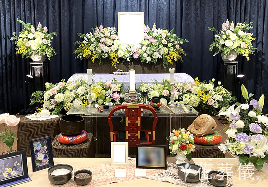 花の祭壇 白グリーンベースに淡いピンクやイエローのパステルカラーで、ふんわり柔らかい雰囲気の祭壇