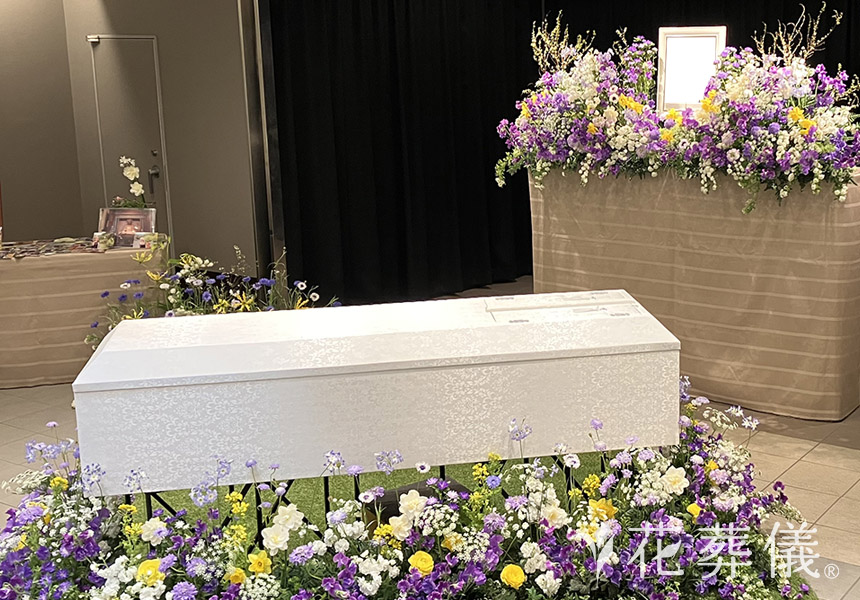 野に咲く花に囲まれての花祭壇