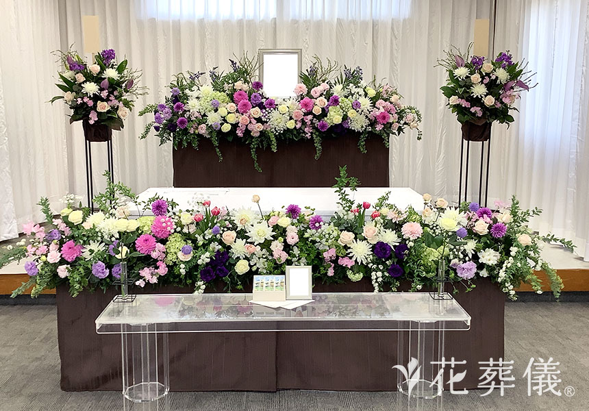 おぼろ月の花祭壇