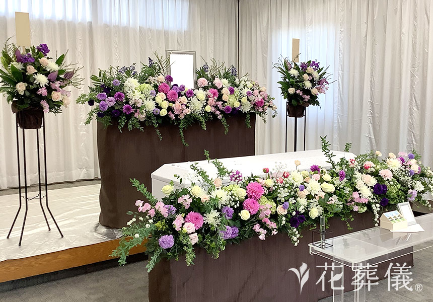 おぼろ月の花祭壇