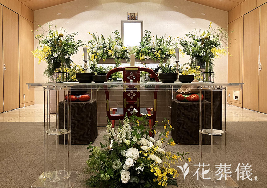ラッキーカラーの花祭壇