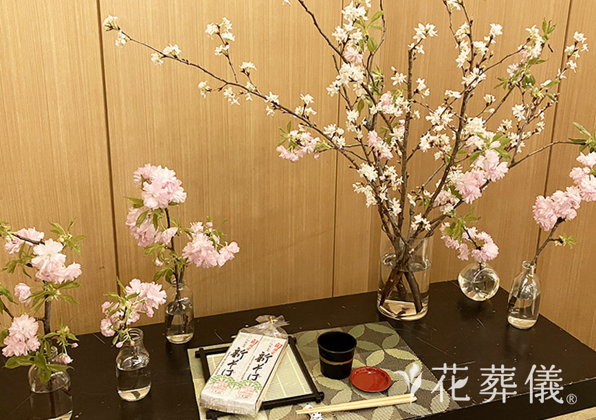 ラッキーカラーの花祭壇
