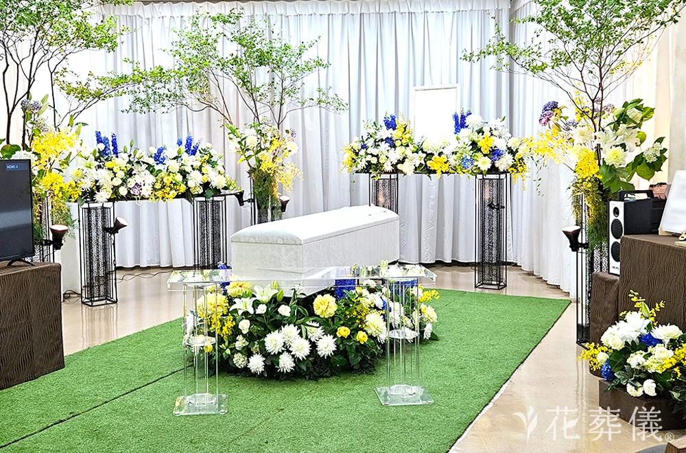 プラチナブルーの花祭壇