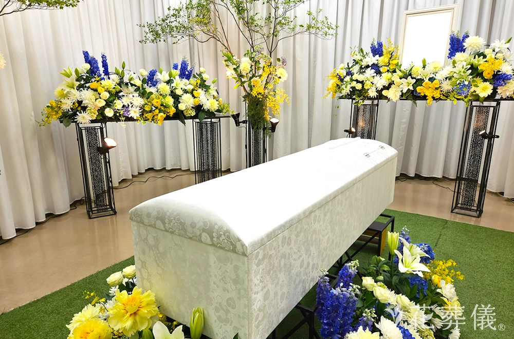 プラチナブルーの花祭壇