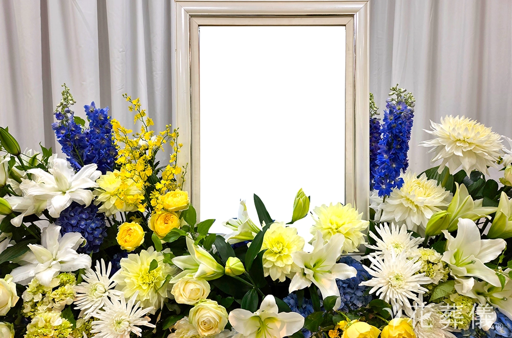 プラチナブルーの花祭壇