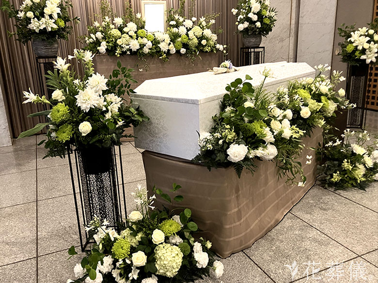 県央みずほ斎場で葬儀を行ったお客様の祭壇写真02