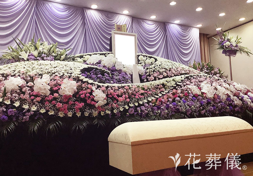 優しい笑顔の花祭壇