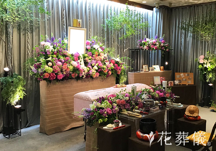 花葬儀の花祭壇 お婆さまのために姪御様たちのこだわりが詰まった世界でたったひとつの花祭壇