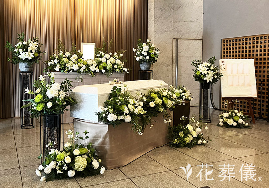 シンプルにありのままでの花祭壇