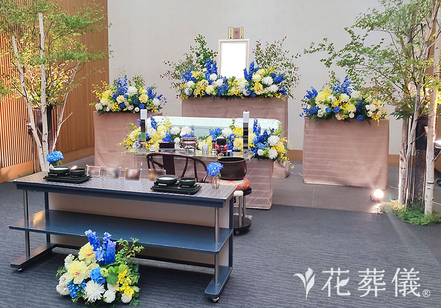 白樺と木漏れ日の花祭壇