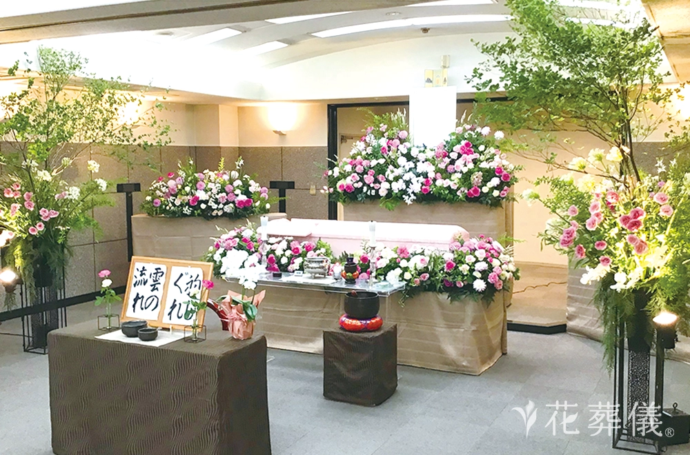 お庭の風景の花祭壇