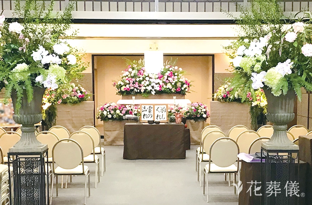 お庭の風景の花祭壇