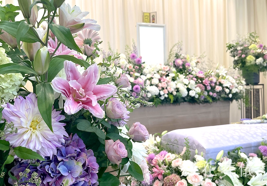 花祭壇のデザイン　白グリーン、淡紫、淡ピンクの優しい色合いのお花を中心にお飾りしました