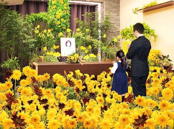 夏の花であるひまわりをふんだんに使った祭壇