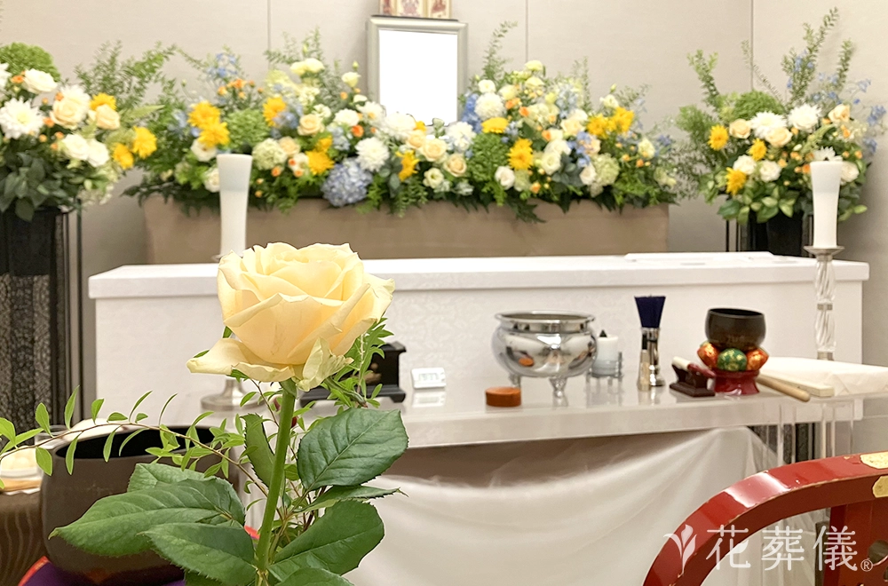 八重咲のヒマワリの花祭壇