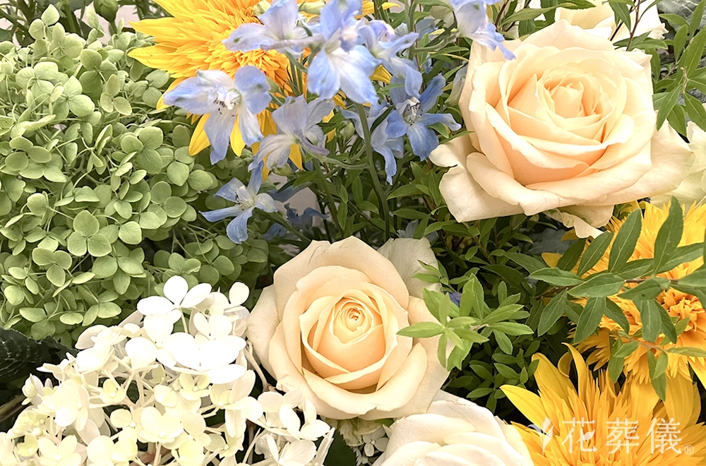 八重咲のヒマワリの花祭壇