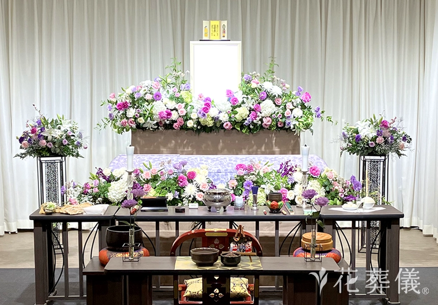 花葬儀の花祭壇　大好きな紫色のお花で、感謝と労いの言葉を送りたい。お母様のためにつくった世界でたったひとつの花祭壇