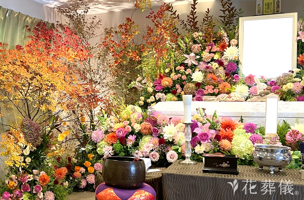 秋色に染まるの花祭壇