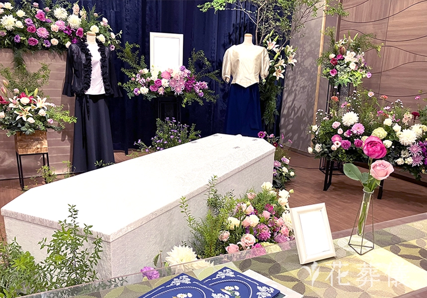 花葬儀の花祭壇　お母様手作りのお洋服をデザインに組み込んだ優雅な世界でたったひとつの花祭壇