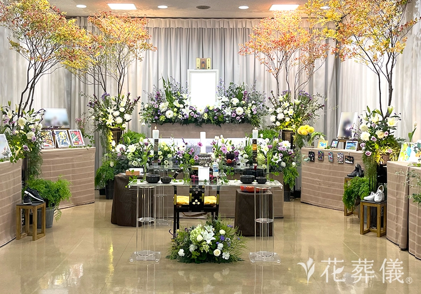 花祭壇の写真　ダリアやバラ、トルコキキョウなどのお花をふんだんに使った花祭壇