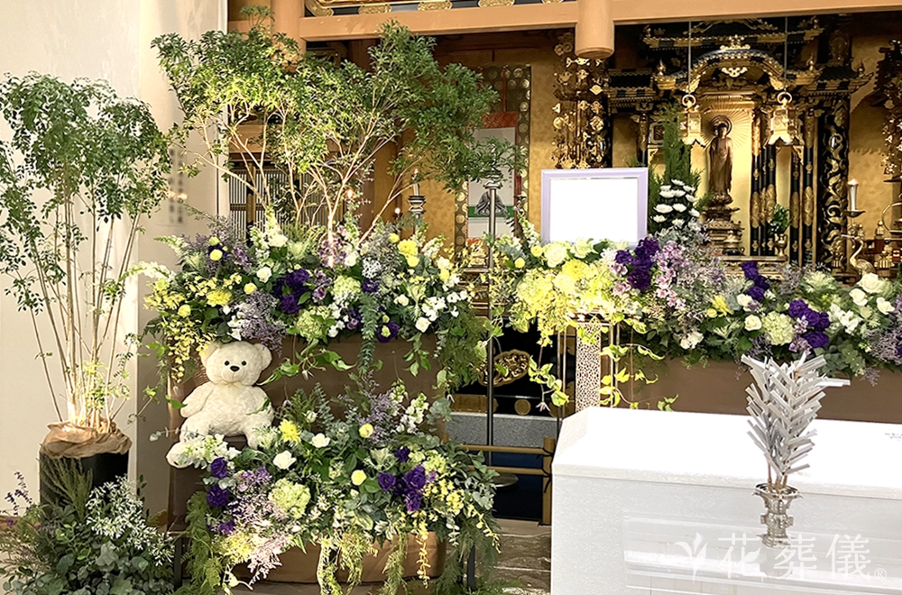 深呼吸したくなる庭の花祭壇