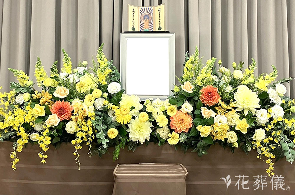 揺れる黄色のガーベラの花祭壇