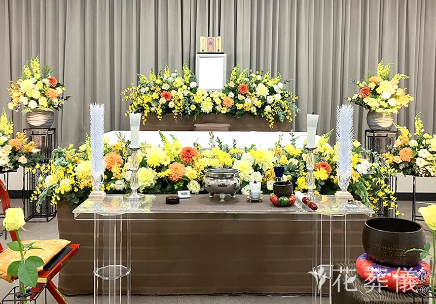花の祭壇　白グリーンをベースに、イエローやオレンジなどで明るく鮮明なイメージでお飾りした花祭壇